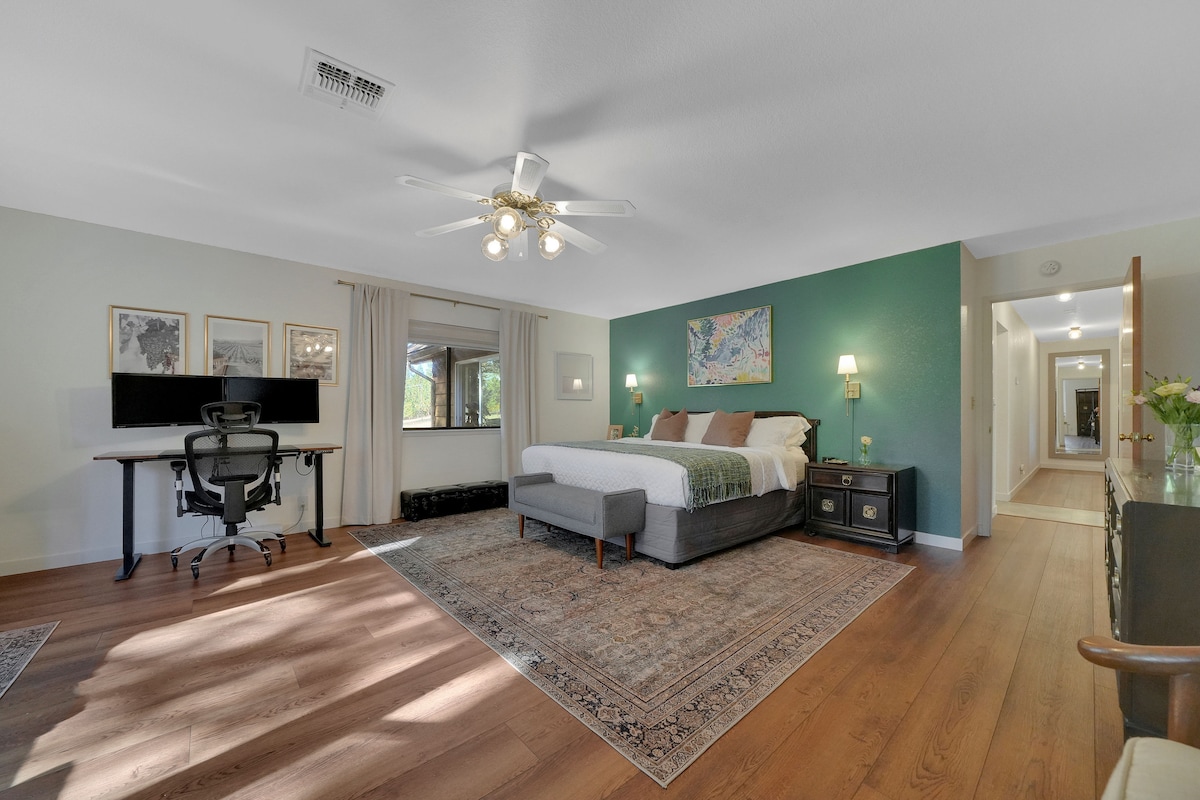 Ელეგანტურად მოწყობილი მთავარი საძინებელი | დიდი საწოლი | საშუალო სიმტკიცის ჰიბრიდული ლეიბი | განზომილებიანი კედლის სკონები | ჭერის ვენტილატორი | კომფორტული სამუშაო სივრცე პროდუქტიულობისთვის | ნაქსოვი ბამბუკის ჩრდილები და უშაქრო ფარდები სინათლის კონტროლისა და კონფიდენციალურობისთვის