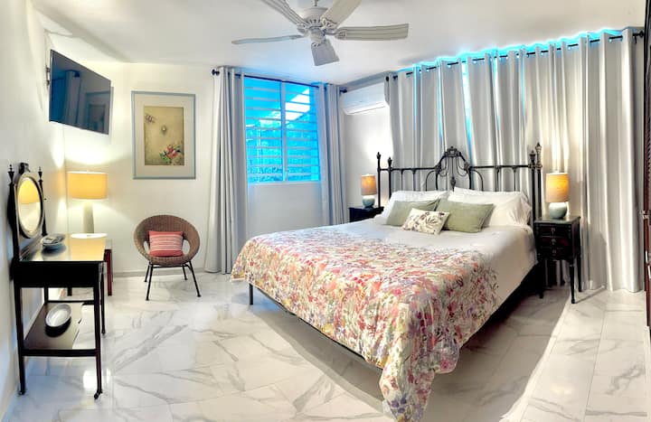 Chumba kikubwa cha kulala chenye nafasi kubwa, chenye vizuizi na mapazia ya kuzima, kwa ajili ya giza na ukimya kamili. 