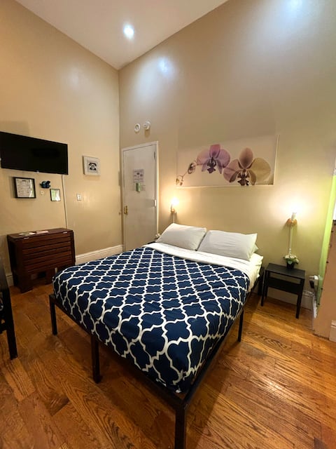 Popular Airbnb listing: Family Studio Midtown NYC Empire #2 in Midtown South Flatiron Union Square