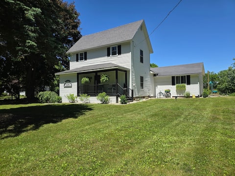 Charming Farmhouse,
Lake Access
