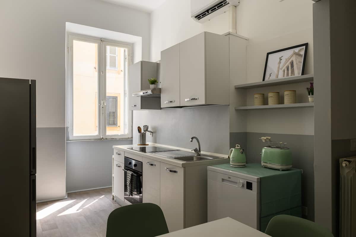 Grazioso appartamento vicino alla stazione – 3 letti, 3 bagni — Cucina completa 1 | Casa vacanze LovedHomes a Roma