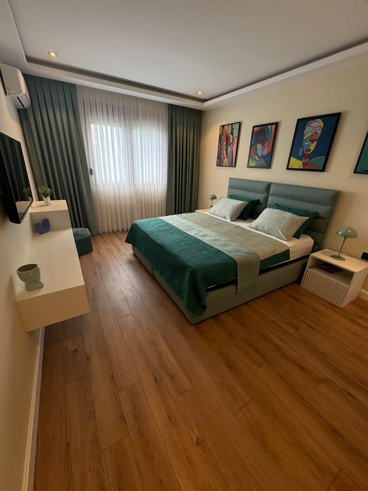 * غرفة نوم خضراء مع حمام خاص

سرير بحجم كينغ أو (سريران مفردان)