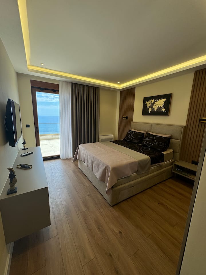 * غرفة نوم ذهبية مع حمام خاص 

سرير بحجم كوين