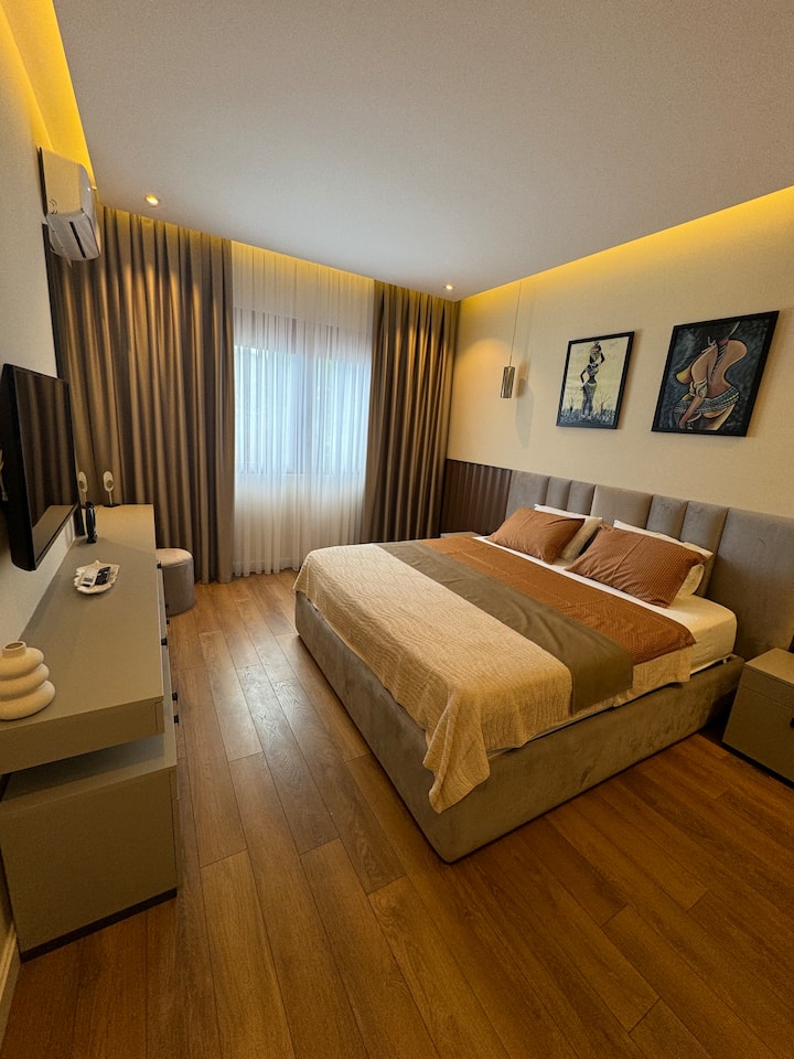 * غرفة نوم رمادية مع حمام خاص 

سرير بمقاس كينج