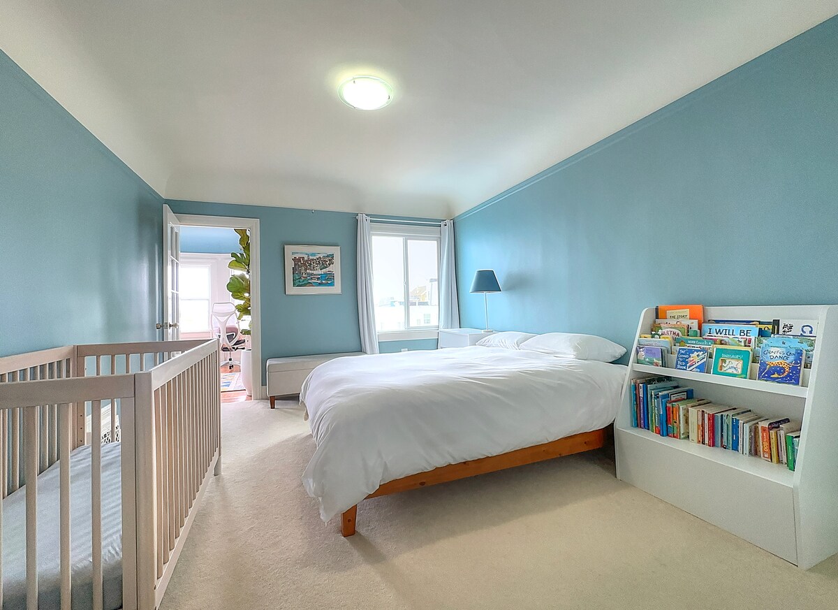 Брачен кревет (широк 150-179 см) и детско креветче во втора спална соба 