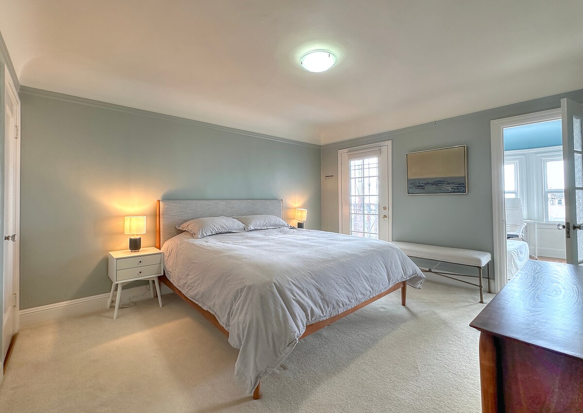 Брачен кревет (широк 180-220 см) во главната