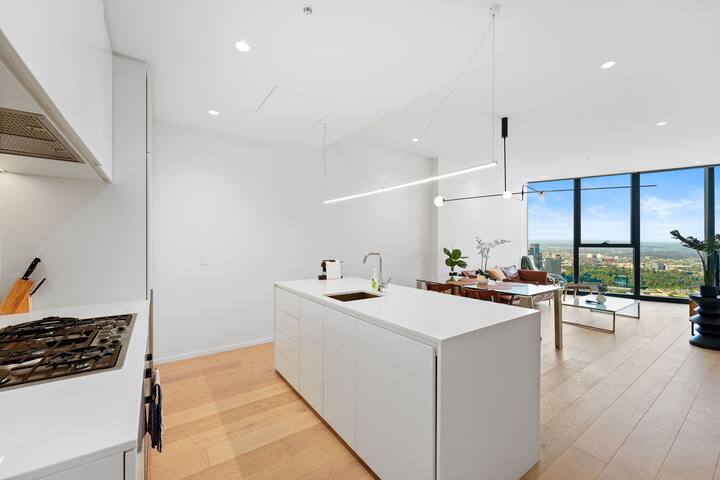 Skyline Apartment Luxury view 3B free parking gallery image 5