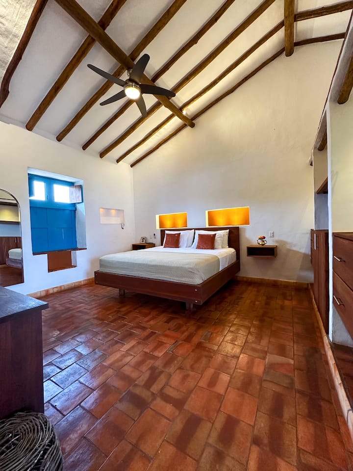Dali: It's our No.3 room with a king bed, closet, full body mirror, ceiling fan with remote control, 55'' SMART TV with sound bar and private bathroom.