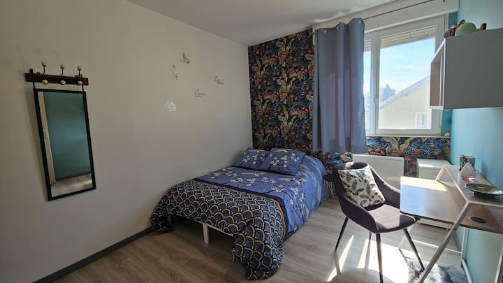 Ლურჯი, მშვიდი და ნათელი ოთახი დუმების ხედებით