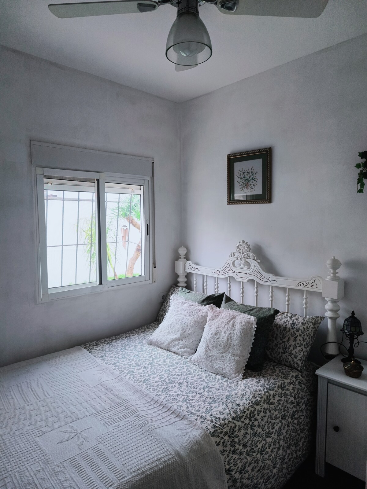 Spavaća soba 4 Bračni krevet, noćni ormarić, ventilator, ormar