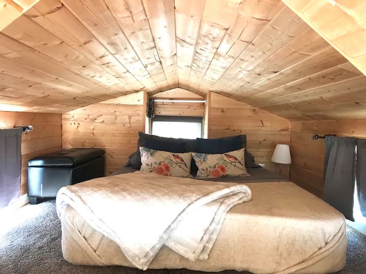 Nota: Hay una escalera robusta y deslizante que se desliza fácilmente hacia el centro para acceder fácilmente a la cama tamaño queen ubicada en el loft.