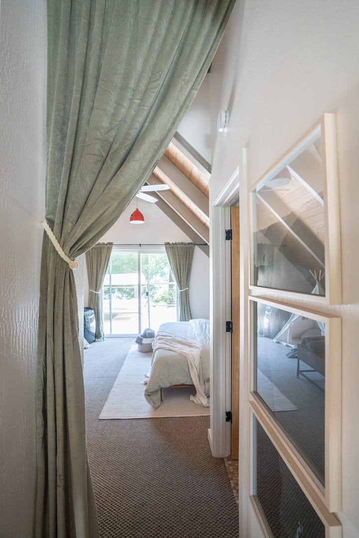 Vstúpte do svojho súkromného útočiska na poschodí, ktoré je vybavené útulnou manželskou posteľou, dennou posteľou, ktorá sa dá premeniť na dve samostatné lôžka, a vlastnou kúpeľňou pre väčšie pohodlie a komfort