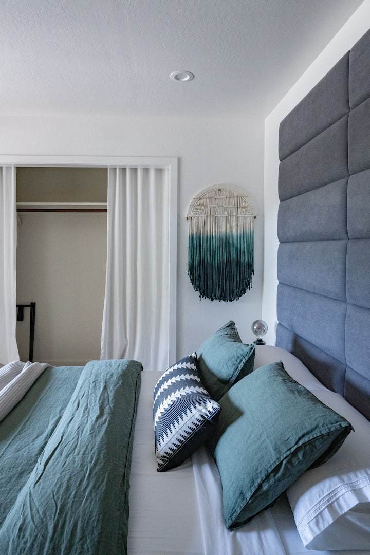 Vychutnajte si pokojný spánok na pohodlnom matraci Casper so strednou tvrdosťou.