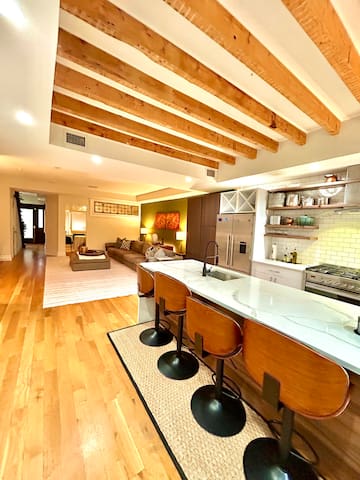 Luxurious Huge Townhouse | King Beds | 5 Subways