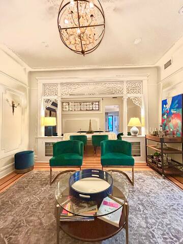 Luxurious Huge Townhouse | King Beds | 5 Subways gallery image 3