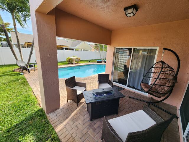 LUXE Resort: HR Stadium~W/Mini Beach~Pool~King Bed gallery image 4