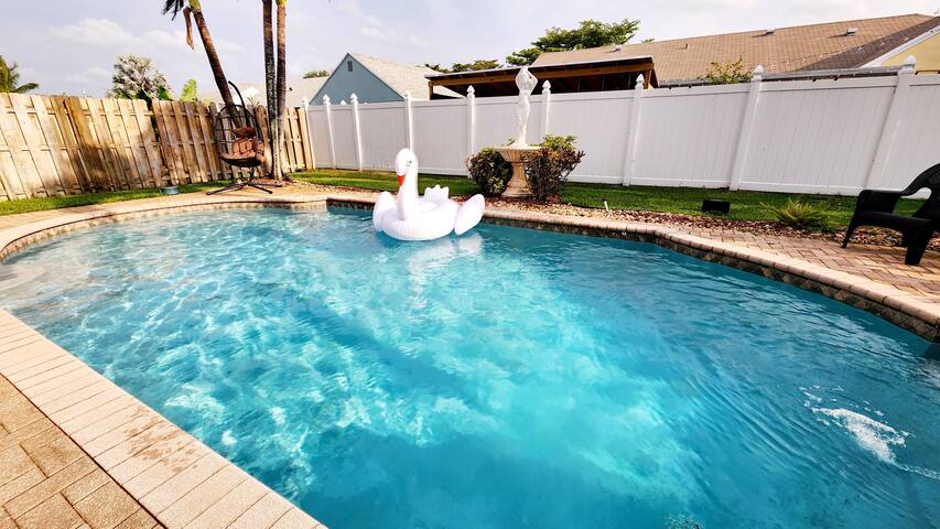 LUXE Resort: HR Stadium~W/Mini Beach~Pool~King Bed gallery image 2