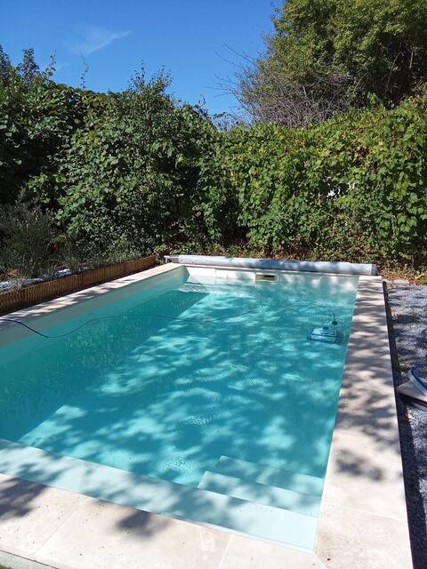 House with pool and wooded garden, Périgueux 5 minutes away