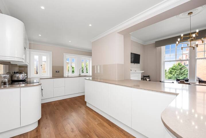 Spacious 3 Bedrooms 3 Bathroom by Mansley gallery image 4