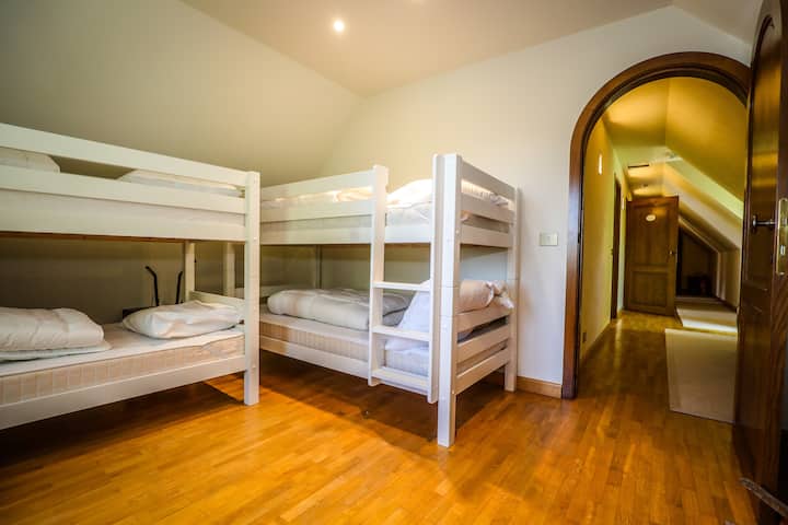 spálňa s 2 poschodovými posteľami a pohovkou pre 1 až 2 osoby.