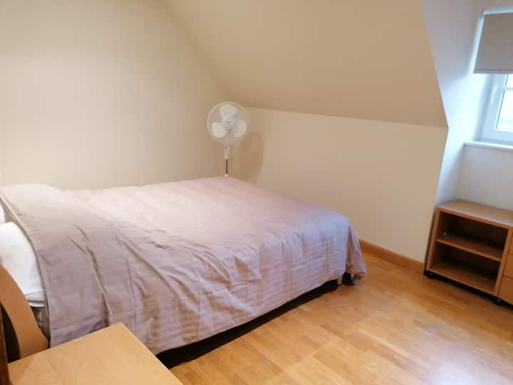 Spálňa s posteľou 2 osoby.