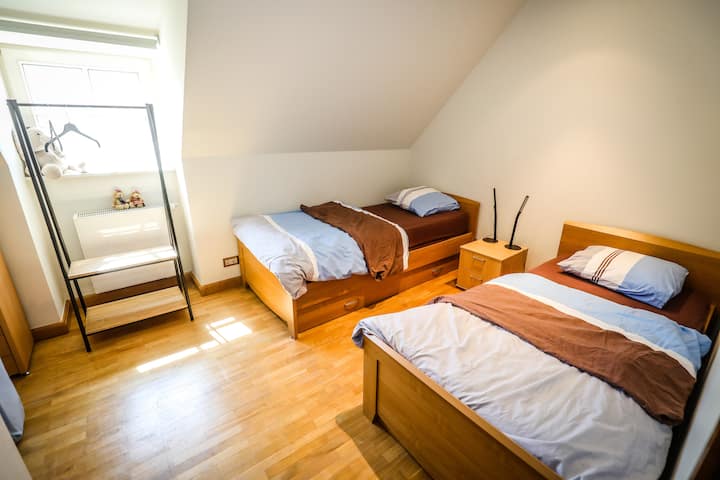 2 lôžka pre 1 osobu + posteľ v zásuvke pre 1 osobu.