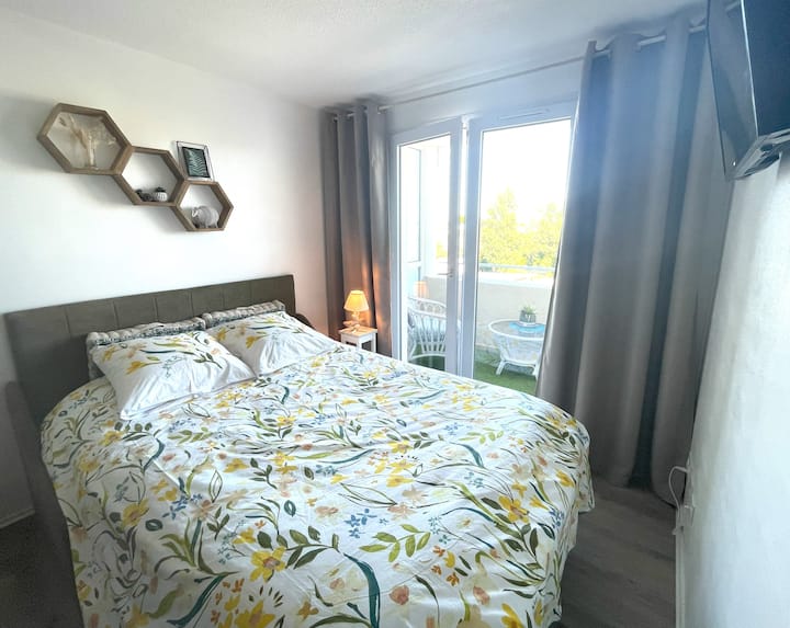 Cómodo sofá cama colchón de memoria (20 cm de grosor). 
Se proporcionan sábanas, almohadas y edredón.