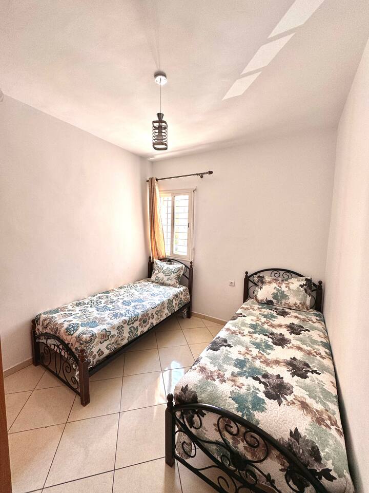 Два кревета и плакар за престојот да ви биде удобен и организиран