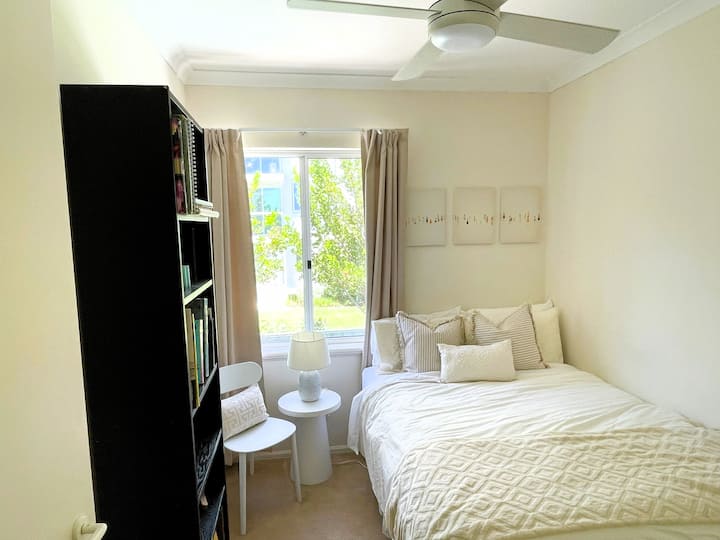 Manželská posteľ – spálňa 3 (so vstavaným šatníkom, stropným ventilátorom, prenosnými ventilátormi, knihami, detskými knihami)