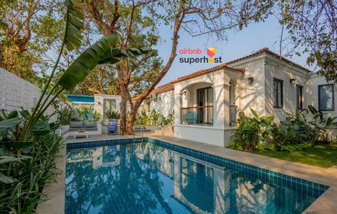 Beach 2.5km, Posh LUX 3BHK Villa! 24Hr Pool/Garden