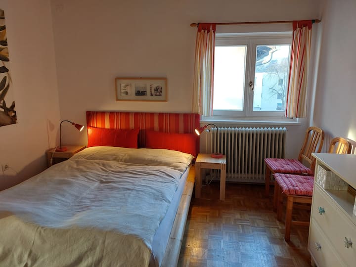 Schlafzimmer mit Doppelbett