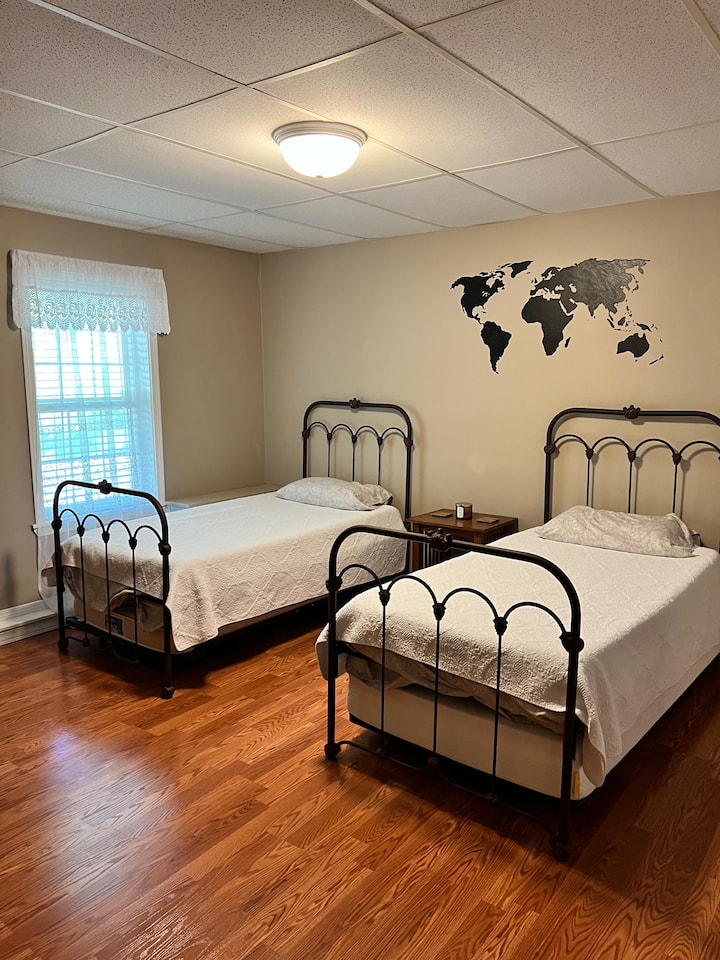 Chambre avec grand placard, commode, deux lits jumeaux tous deux avec matelas en mousse à mémoire de forme et deux lits gigognes jumeaux