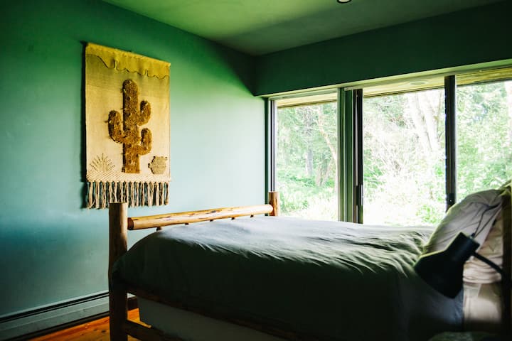 ห้องนอน 5 มีเตียงควีนไซส์และใช้ห้องน้ำเต็มรูปแบบในตัว (ห้องน้ำกระเบื้องสีฟ้า) ตู้เสื้อผ้าอยู่ภายในห้องนอนและเข้าถึงได้จากทางเข้า