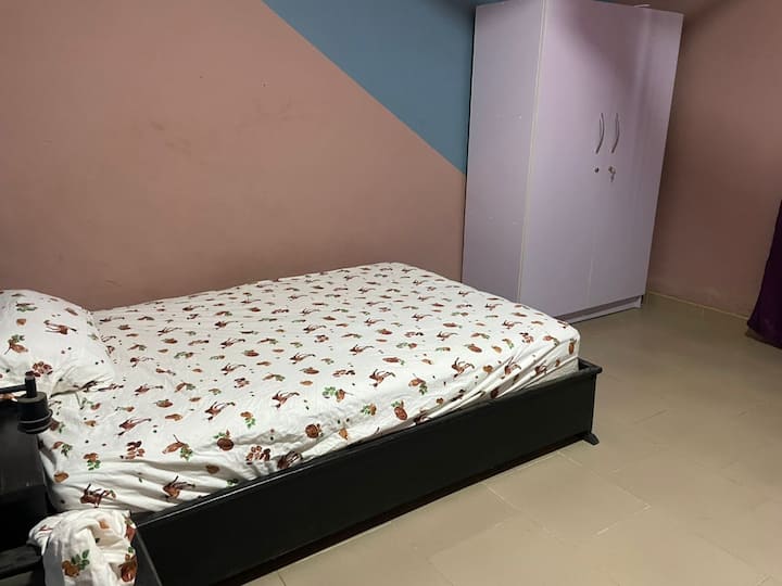 Chumba hiki cha kulala cha chumba kimoja kina kabati la nguo, kitanda cha watu wawili na mto.