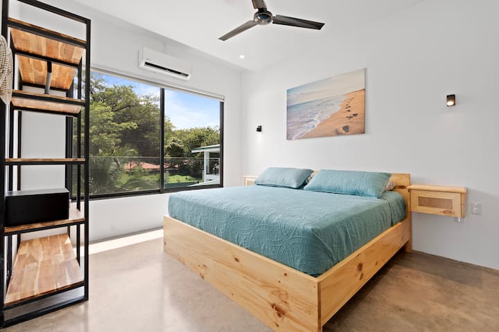 Много удобно двойно легло в основната спалня със самостоятелен санитарен възел и баня с двойна мивка. Насладете се на събуждането под звуците на птици и маймуни в това двойно легло!