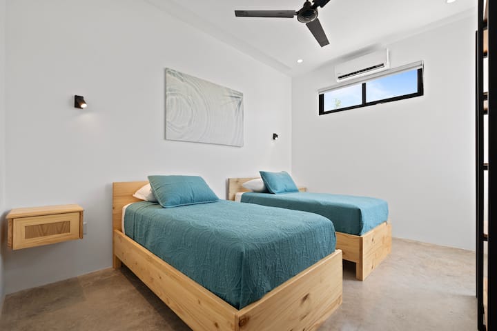 Удобни единични легла за деца или възрастни в една спалня с персонализиран килер. 