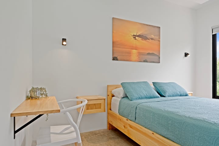 Персонализирано бюро и работен кът в спалнята с двойно легло queen size.