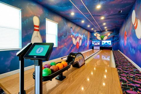 Spacious Bowling Villa, Lake Views, Sleeps 38