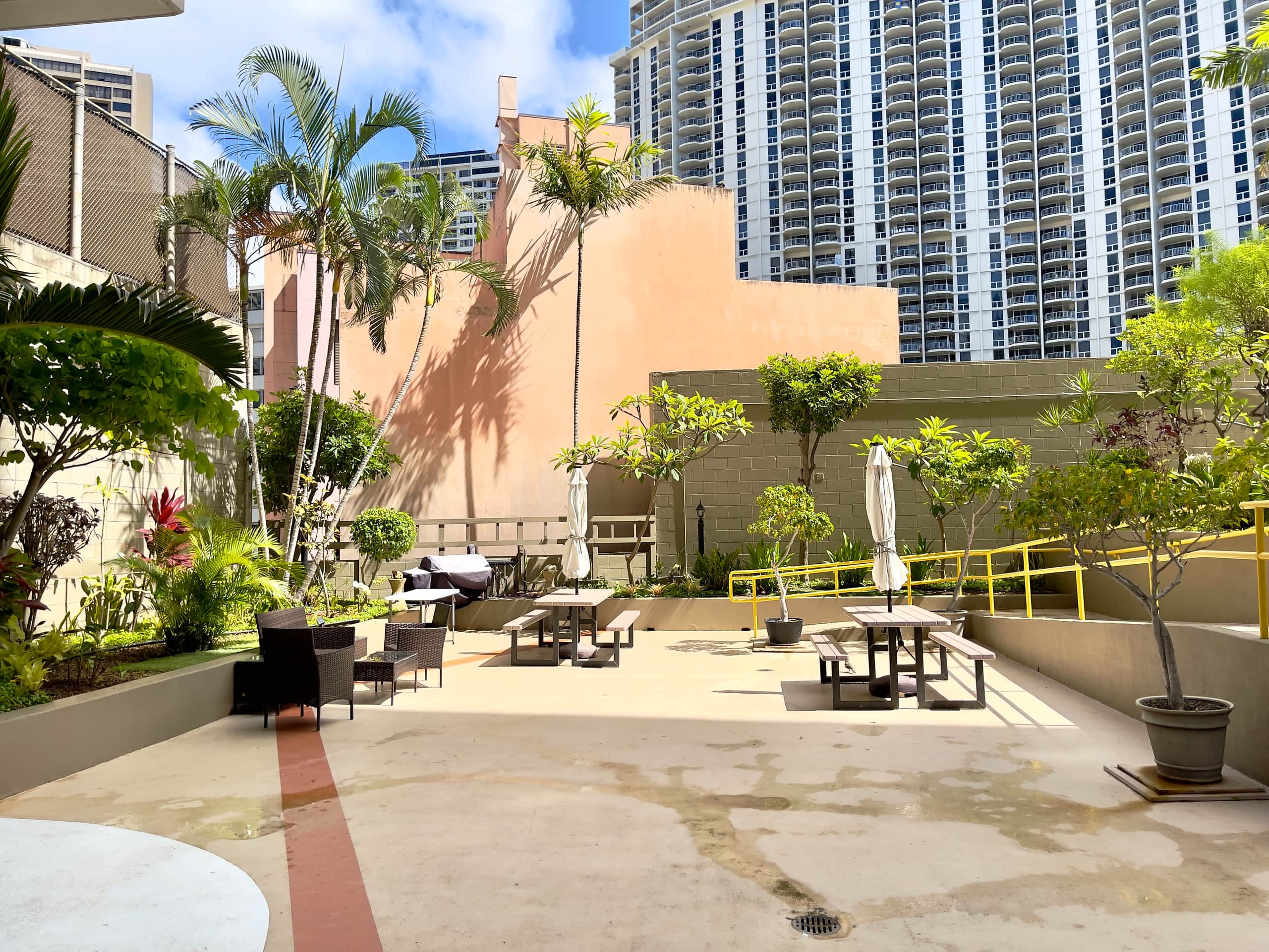 Condo in Honolulu · ★4.93 · Studio · 1 bed · 1 private bath - Image 40