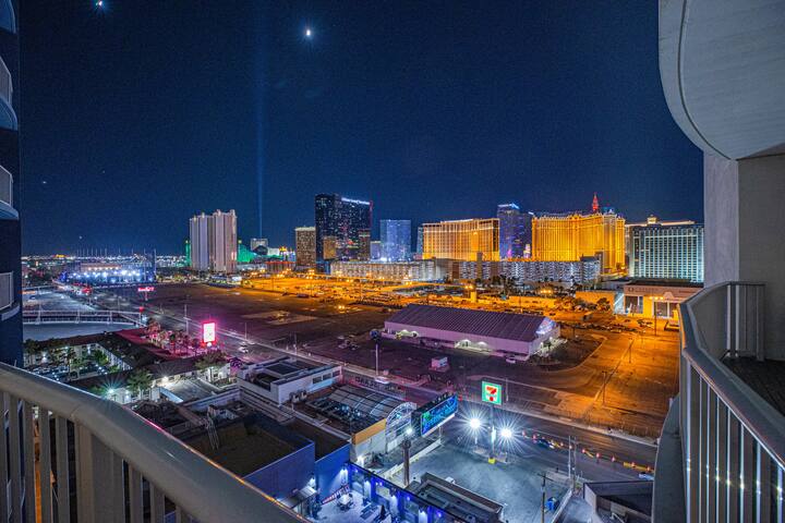 2100 SqFt Penthouse Suite : Strip Views! POOL GYM gallery image 5