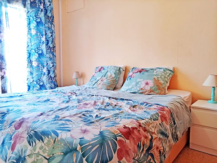 1st floor apartment - Bedroom 1 - King size bed 180 cm x 200 cm. Storage cupboard for clothes.