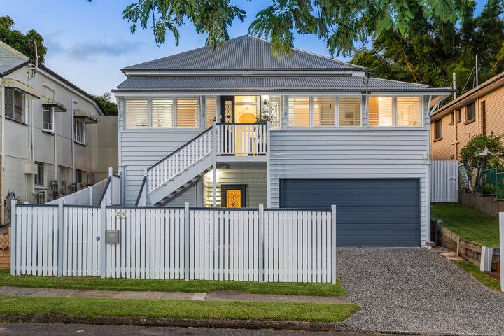 Luxury Queenslander Awaits! Sleeps 8, 3 car parks