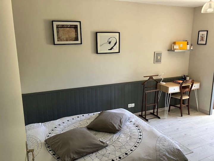 חדר שינה עם שולחן וארון