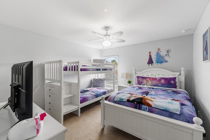  Haijulikani! Chumba kizuri cha kulala kilichogandishwa kina kitanda pacha + kitanda cha ghorofa kwa wageni 3, matandiko maridadi yenye mandhari, vizingiti vya ukuta na kituo cha burudani. Maajabu safi ya Disney! ❄️✨