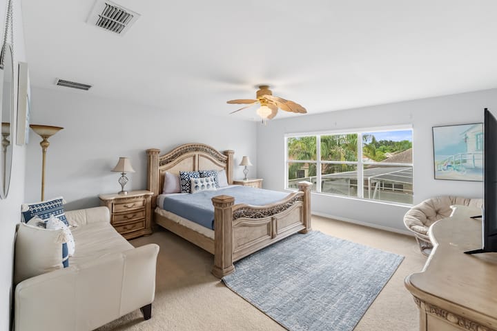  Likizo bora ya chumba cha kulala! Kitanda aina ya King kilicho na ubao mzuri wa kichwa, kiti kizuri, madirisha makubwa na mtindo wa hali ya juu. Mapumziko bora ya amani kwa wazazi baada ya siku zenye shughuli nyingi za bustani ya Disney! ✨