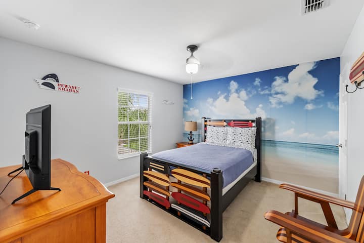 ⚓ Ndoto za majini zinasubiri! Kitanda chenye starehe chenye ubunifu uliohamasishwa na meli, ukuta wa anga la bahari na mitindo ya pwani. Inafaa kwa kusafiri kwa mashua kwenda kulala! 