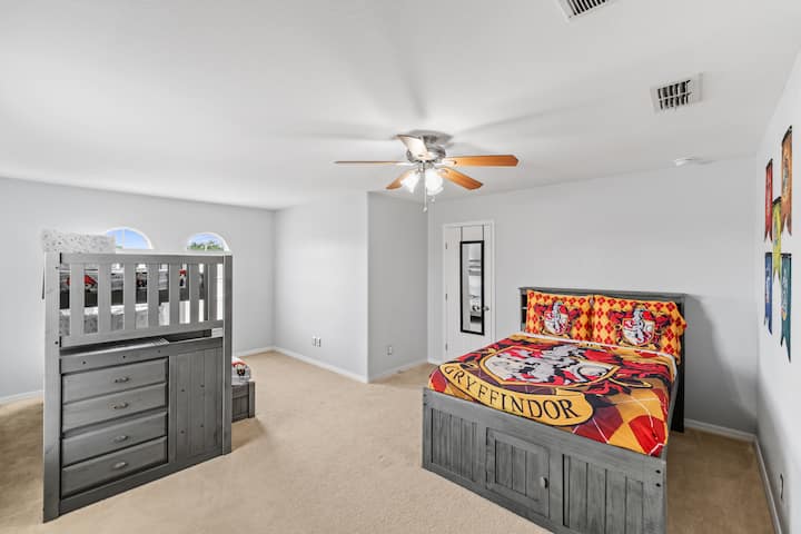  Jasura za ajabu huanzia hapa! Chumba cha kulala chenye mandhari ya Harry Potter kina vitanda viwili na ghorofa vya watu 3, matandiko ya kupendeza ya Gryffindor na fanicha zilizojengwa ndani. Wachawi vijana watapenda sehemu hii ya kupendeza! ⚡✨