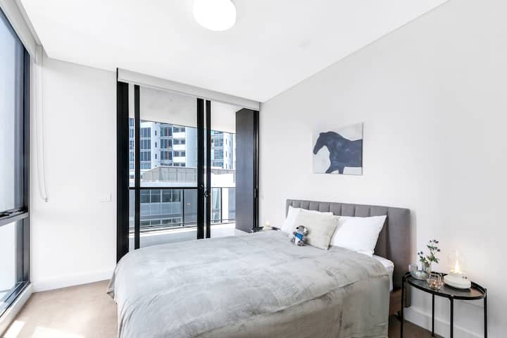 Chic and Cosy 2-Bed Apt in Wentworth Point