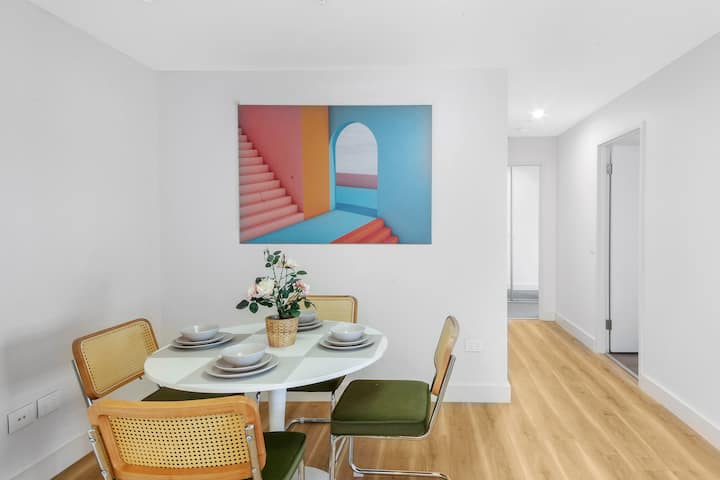 Chic and Cosy 2-Bed Apt in Wentworth Point