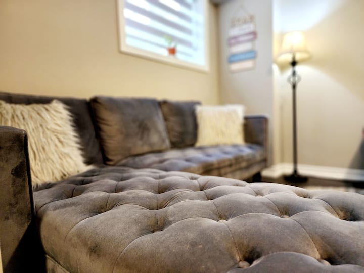 Divan i rehatshëm seksional me tufë.